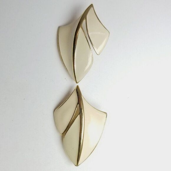 Vintage Trifari Cream and Gold Tone Clip On Earrings Retro 80s 90s Style, Signed - Picture 7 of 7